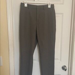 Women’s Straight Leg Pants in Grey Gingham from Uniqlo. Size 28-29z